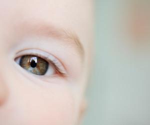 Când se schimbă culoarea ochilor la nou-născut și de ce