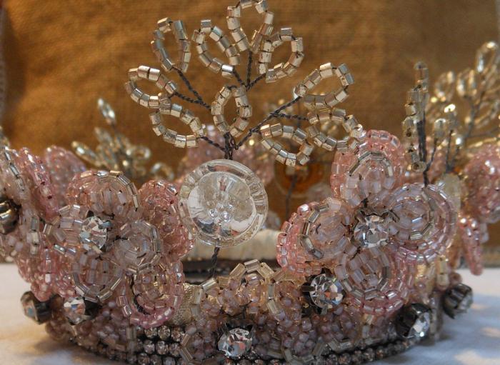 Coroana de margele - ornament rafinat pentru printesa