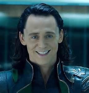 Tom Hiddleston este un actor britanic. Loki de la 