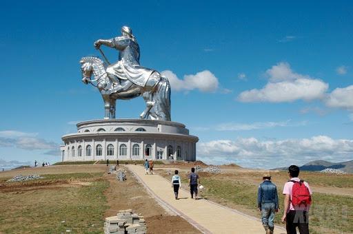 monumentul chingiskhanului în înălțimea mongoliei