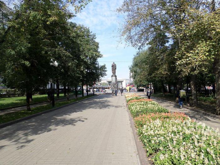 Monument la Griboyedov pe 