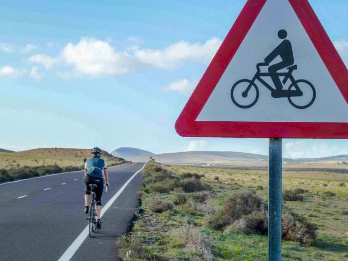 Un semn care interzice mișcarea pe o bicicletă. Semne circulare pentru bicicliști. Calea bicicletei